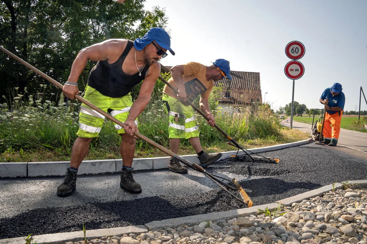Arbeiten bei grosser Hitze: So schützt die Inauen Strassenbau AG aus Uster ihre Bauarbeiter.